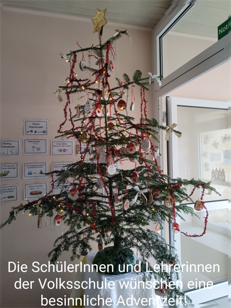Weihnachtsbaum mit Dekoration